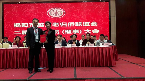 左起：省僑聯(lián)常委聯(lián)絡(luò)部長楊春華、呂瑩娜