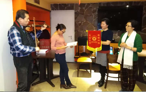 廣州市僑聯(lián)主席梁瑞冰向德國廣東商會地區(qū)執(zhí)行會長梁艷珠贈送紀(jì)念品并現(xiàn)場觀看表演
