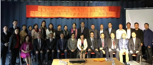 代表團(tuán)與參會的僑領(lǐng)合影留念