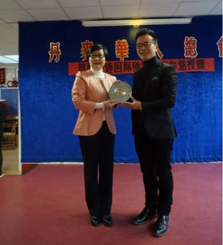 廣州市僑聯(lián)主席梁瑞冰向丹麥華人總會主席林燕標(biāo)贈送紀(jì)念品