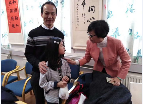 廣州市僑聯(lián)主席梁瑞冰與中文學(xué)校學(xué)生交流，勉勵他們學(xué)習(xí)中華文化，弘揚(yáng)優(yōu)良傳統(tǒng)，什么時候都記得自己是個中國人