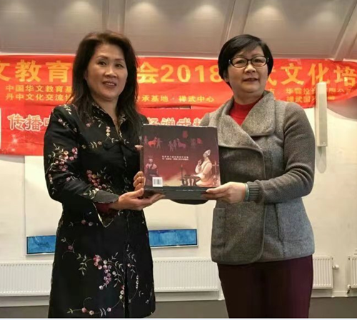 廣州市僑聯(lián)主席梁瑞冰向丹中文化交流協(xié)會會長李麗華贈送紀(jì)念品