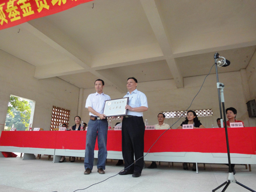 何宏興副巡視員（右）頒發(fā)紀念牌匾