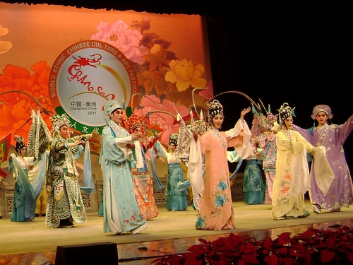 廣州粵劇團(tuán)表演的《南國紅豆竟芳菲》。
