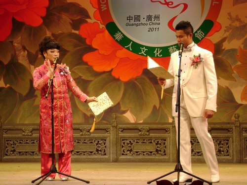 肇慶李秋元、美國李少芳對唱《鐵掌拒柔情》。
