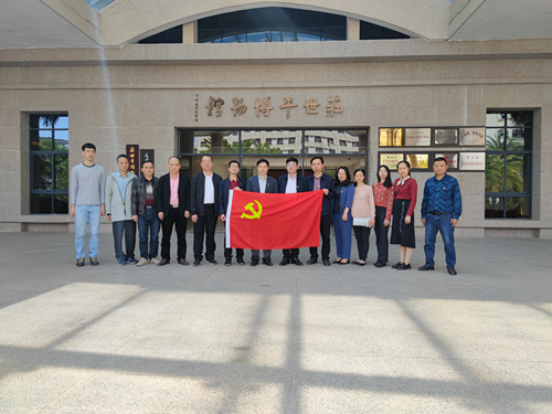 莊世平黨旗.jpg
