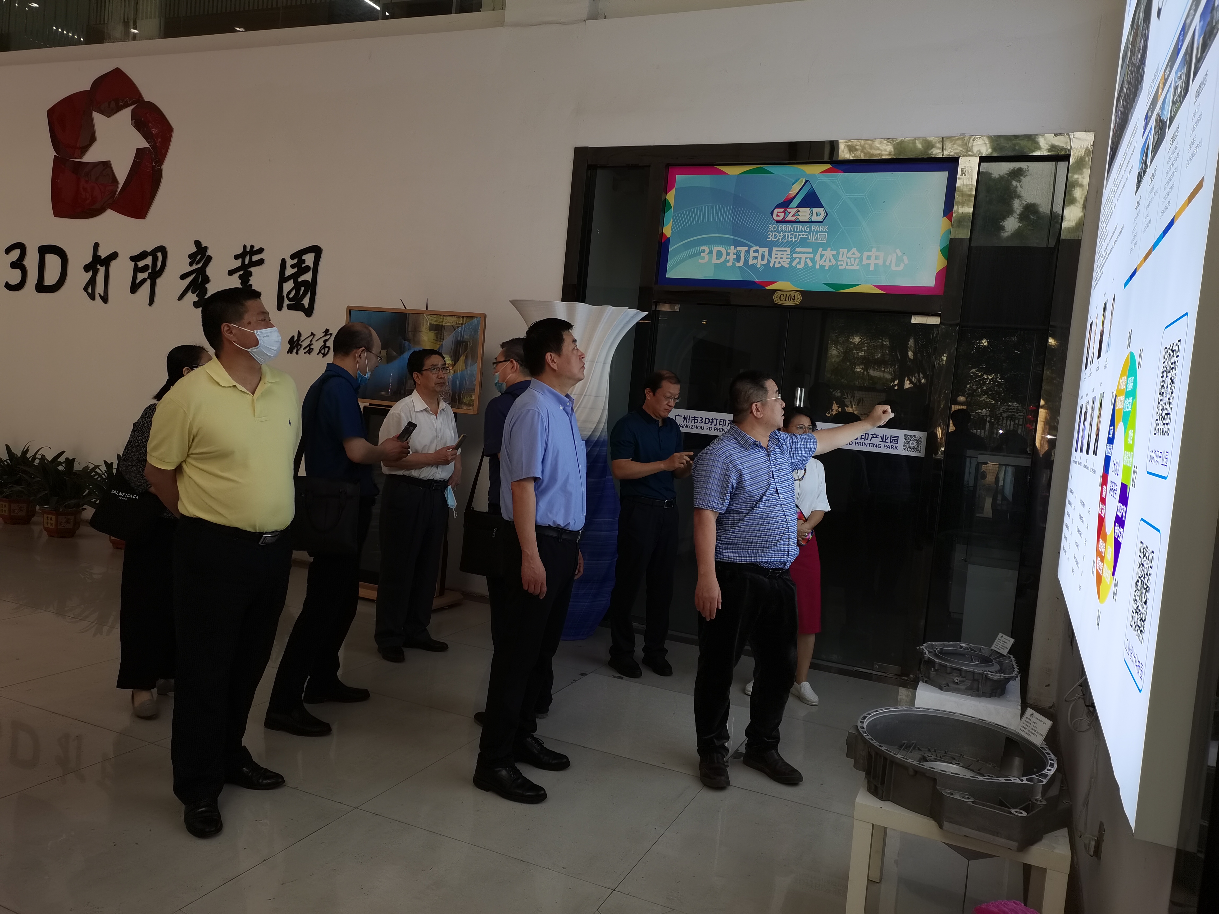3D打印產(chǎn)業(yè)園董事長向青島市僑聯(lián)一行介紹園區(qū)情況.jpg