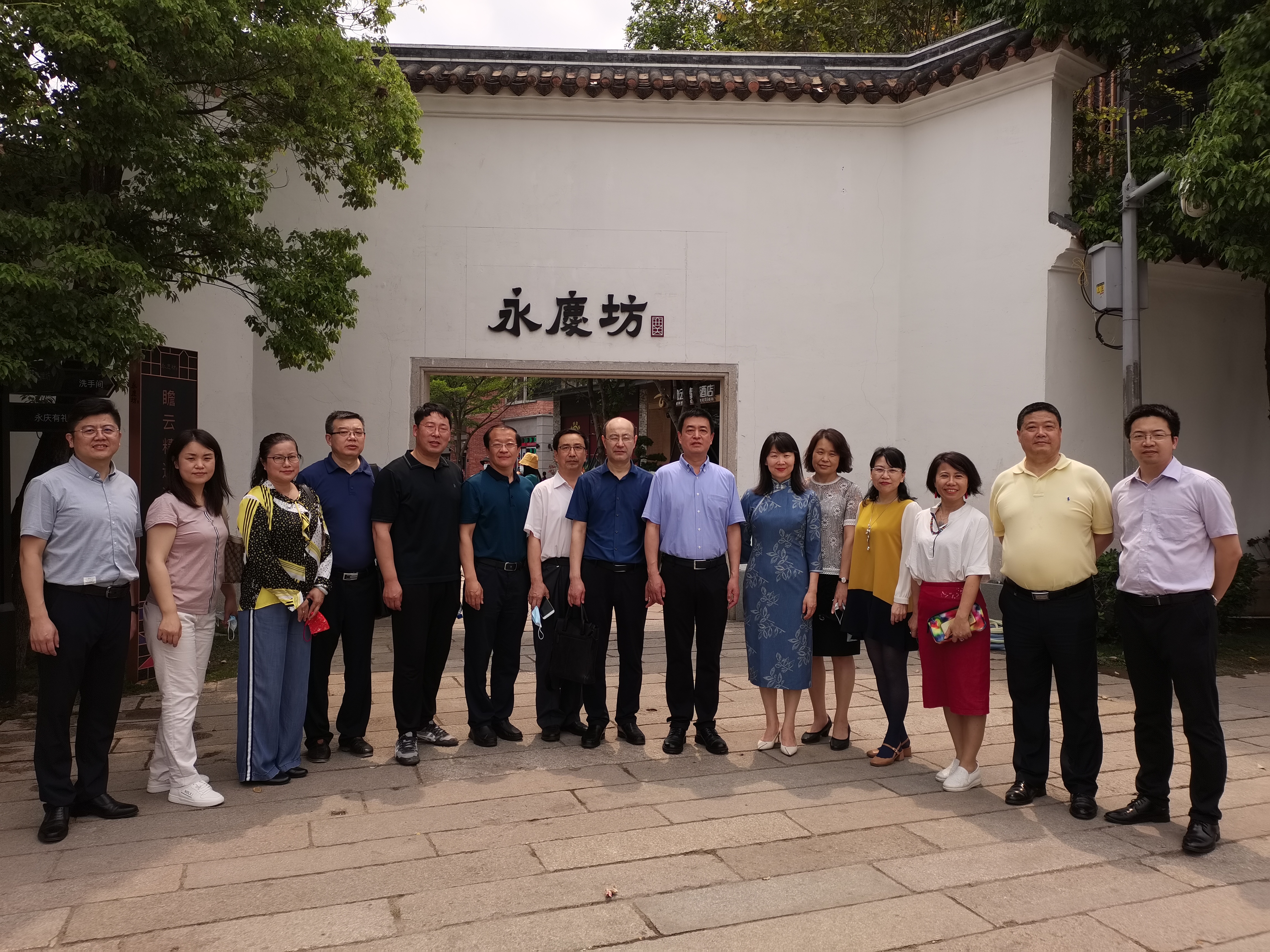 青島市僑聯(lián)一行參觀永慶坊并與市區(qū)僑聯(lián)領導合影.jpg