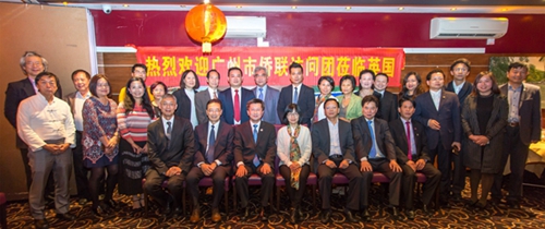 廣州市僑聯(lián)代表團和英國僑胞一起合影