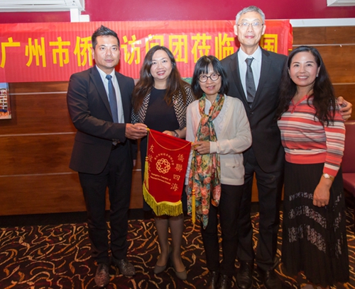 吳少姬副主席向英國廣東總商會贈送僑聯(lián)錦旗