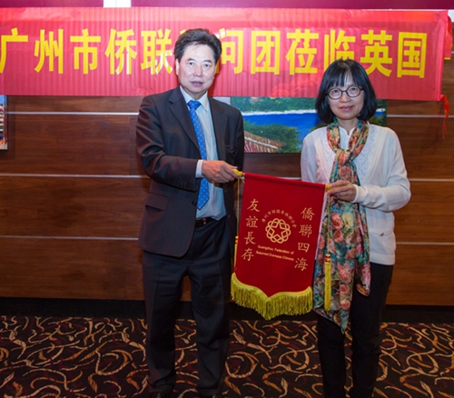 吳少姬副主席向倫敦華埠商會主席鄧柱廷OBE贈送僑聯(lián)錦旗