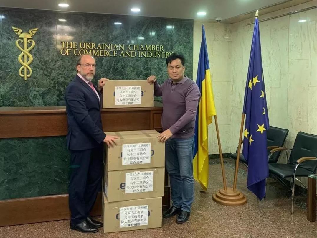 烏克蘭國家工業(yè)商業(yè)商會(huì)主席奇日科夫、烏克蘭中國工業(yè)商業(yè)協(xié)會(huì)執(zhí)行會(huì)長(zhǎng)郭鵬翔助力采購醫(yī)用口罩。.jpg