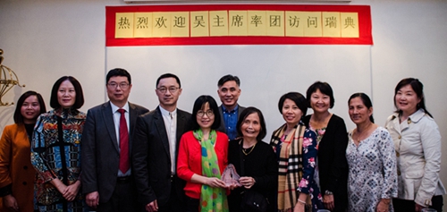 瑞典瑞京華人協(xié)會榮譽會長、瑞京中文學校校董楊麗然（右五）向廣州市僑聯(lián)代表團贈送紀念品，左四是中國駐瑞典大使館領事部主任王昌寧，左三是瑞京華人協(xié)會會長、中國僑聯(lián)海外委員柳少惠