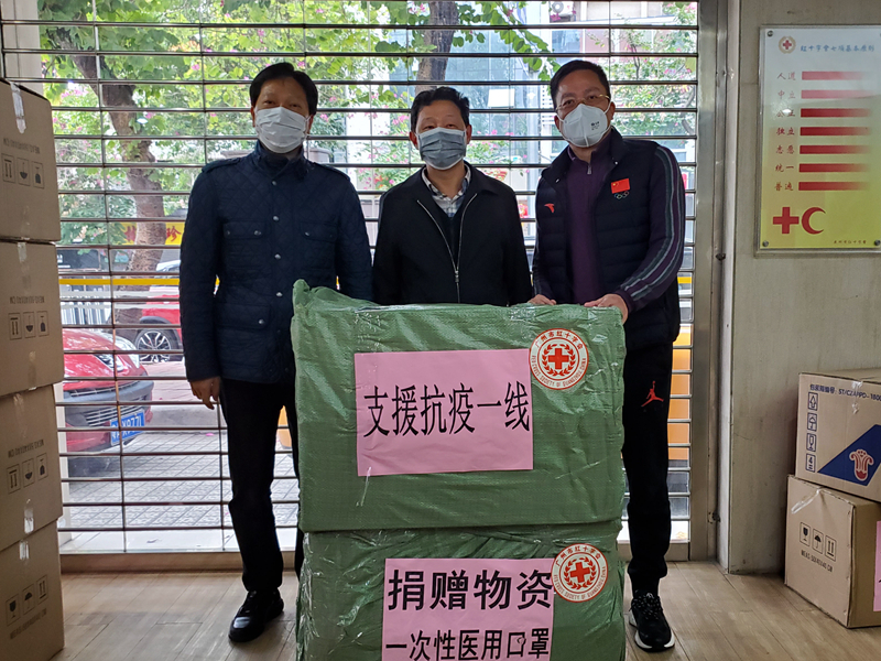 方明治副會(huì)長(zhǎng)（左）轉(zhuǎn)惠來(lái)縣紅會(huì).jpg