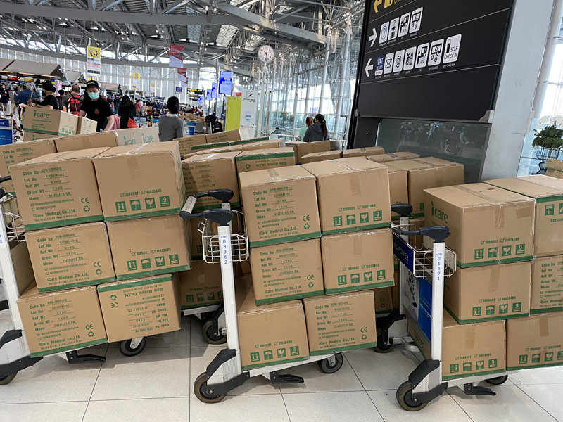 曼谷機(jī)場待托運物資.jpg