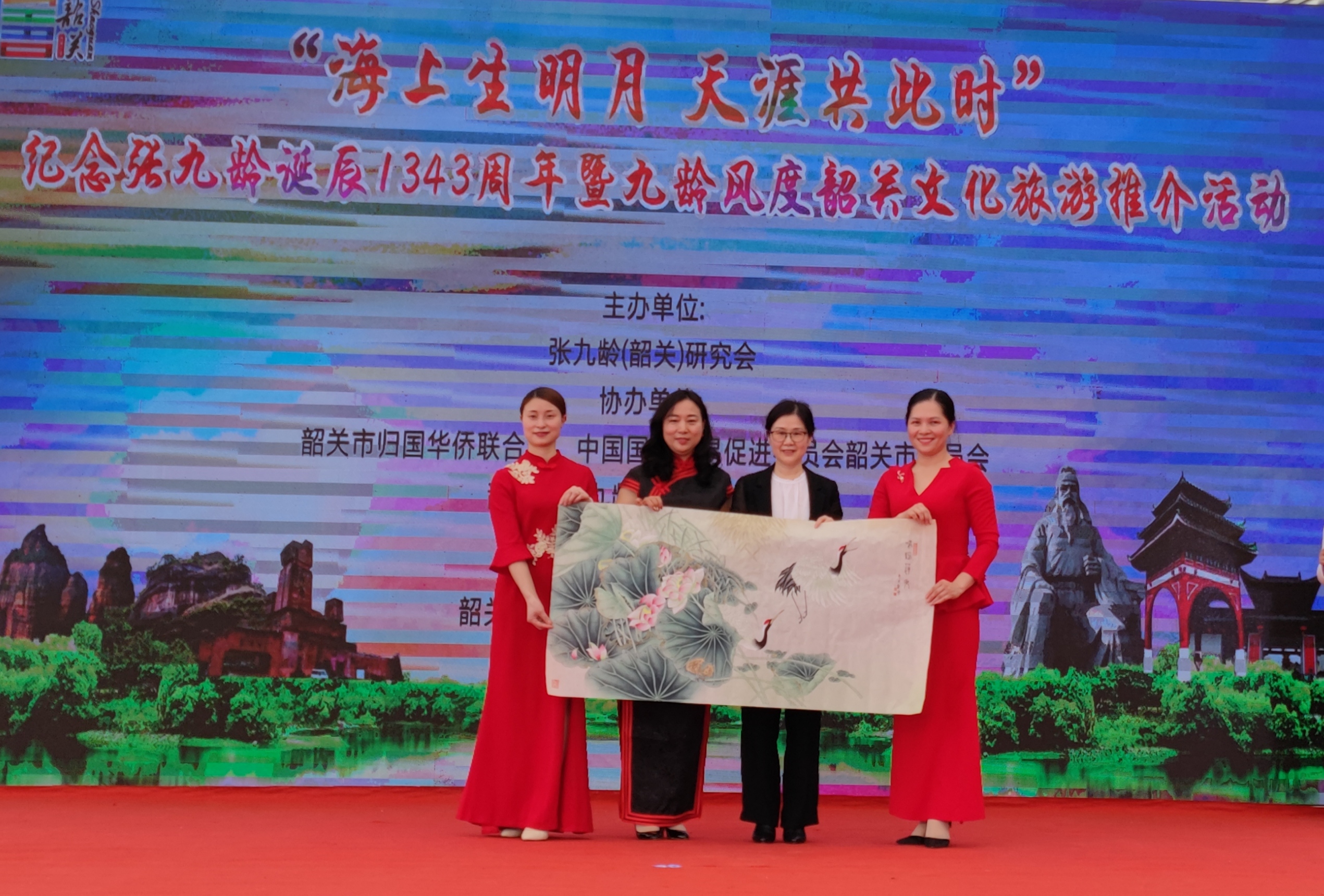 張熱云女士向市僑聯(lián)贈畫.jpg