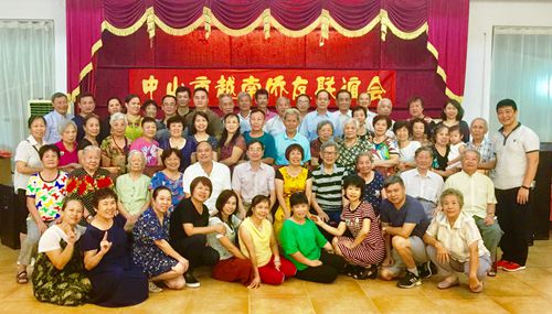 參與活動(dòng)的僑友們開(kāi)心合影。