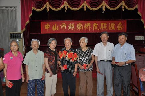 僑友會(huì)向80歲以上的僑友發(fā)放節(jié)日慰問(wèn)金。