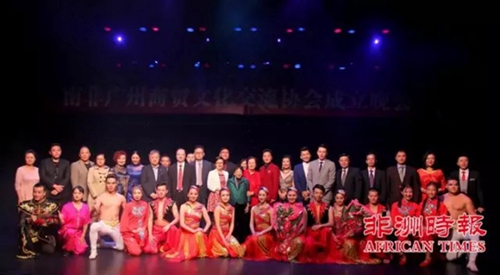 廣州僑聯(lián)“親情中華”藝術(shù)團(tuán)在南非表演合影