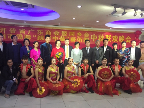 “親情中華”南非中秋聯(lián)歡晚會(huì)嘉賓與藝術(shù)團(tuán)演員合影留念
