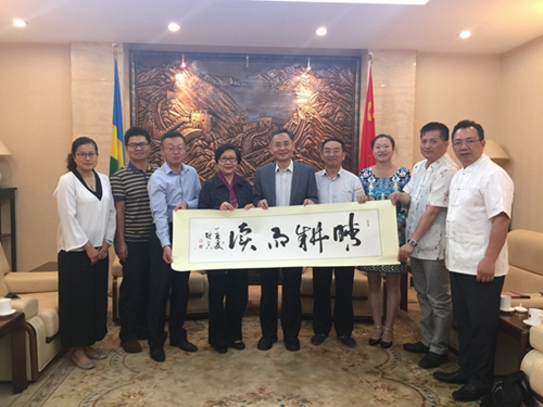梁瑞冰主席與我國(guó)駐盧旺達(dá)大使館大使饒宏偉（中）及當(dāng)?shù)貎S胞合影