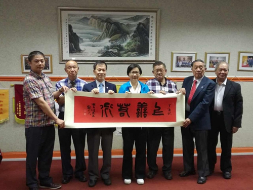 梁瑞冰主席向南非百年僑社贈(zèng)送字畫并合影留念