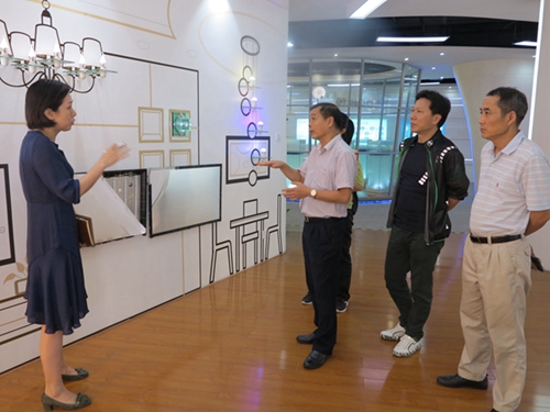 晶科電子總經(jīng)辦主任余利平（左）介紹公司情況