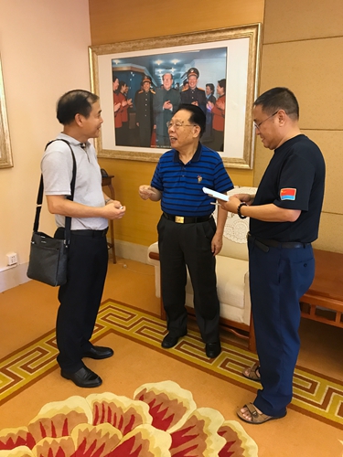賓主交談現(xiàn)場