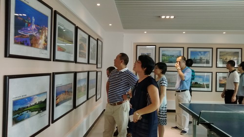 參觀僑情展覽室攝影展區(qū)。