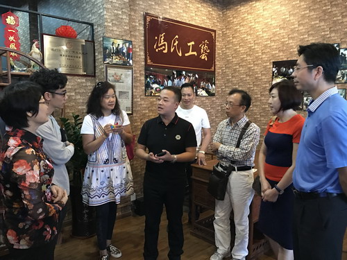馮永勇先生為大家介紹泥雞。