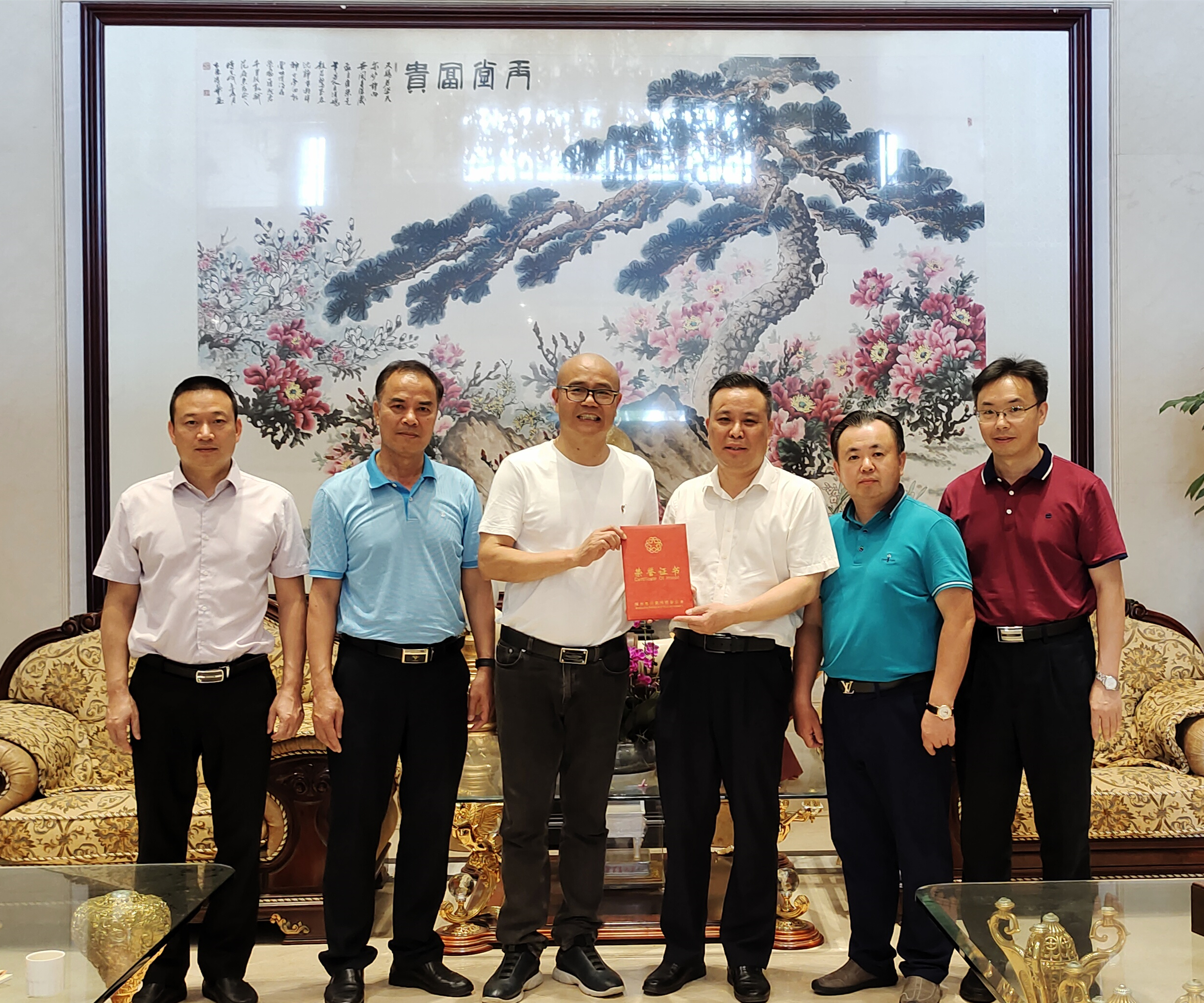 市僑聯(lián)班子向范偉先生頒發(fā)榮譽(yù)證書(shū).jpg