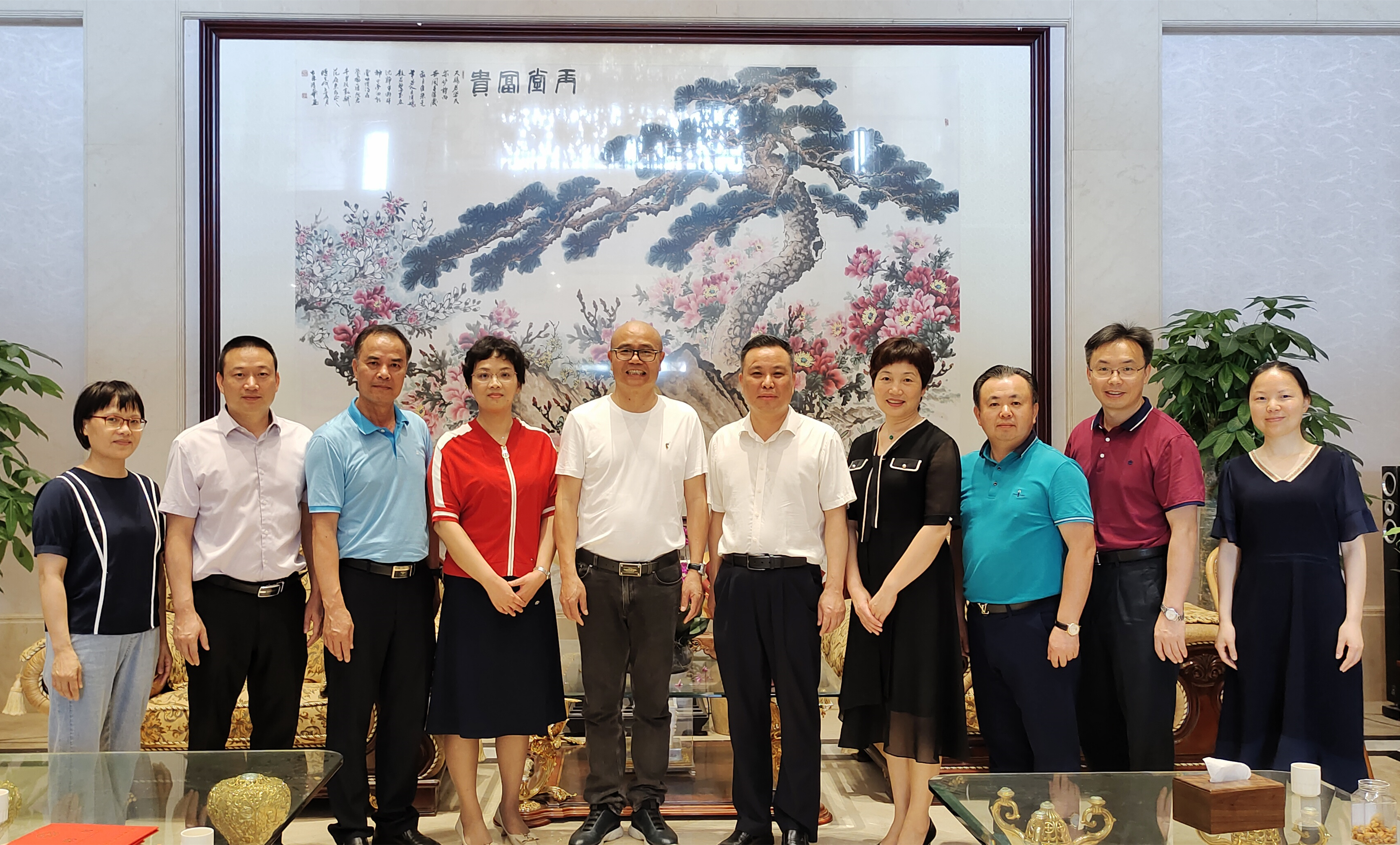 范偉先生（左5）與市僑聯(lián)班子及梅縣區(qū)、興寧市、平遠(yuǎn)縣僑聯(lián)一行合影.jpg