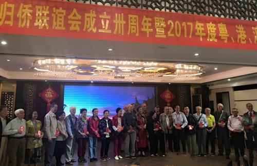 聯(lián)歡會現(xiàn)場發(fā)放敬老慰問金