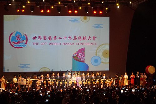 全國政協(xié)副主席李海峰、全國政協(xié)副主席梁振英、香港特別行政區(qū)行政長官林鄭月娥、外交部駐港特派員公署特派員謝鋒、中央政府駐港聯(lián)絡(luò)辦副主任何靖、國務(wù)院僑務(wù)辦公室副主任郭軍、中國僑聯(lián)副主席李卓彬等主禮嘉賓為開幕式剪彩。