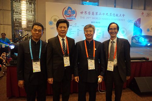 中山市政協(xié)席丘樹宏（右二）、廣東省僑聯(lián)副主席、中山市僑聯(lián)主席余志勇（左二）、香港中山社團總會主席簡植航（右一）等合影留念。