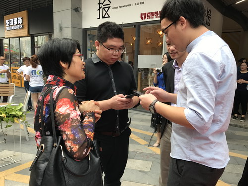 青年企業(yè)家現(xiàn)場(chǎng)咨詢僑青創(chuàng)業(yè)園情況。