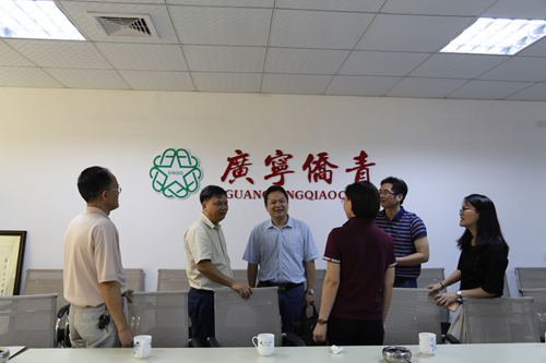 廣寧縣委常委陳友強(qiáng)（左3）與肇慶市僑聯(lián)主席黃志堅（左2）交談，相討今后開展海外聯(lián)誼工作事宜
