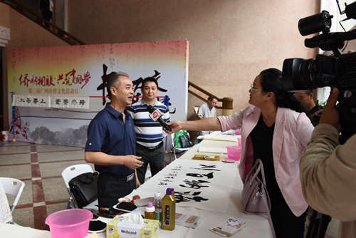 第三屆僑文化活動(dòng)日廣州電視臺(tái)記者現(xiàn)場(chǎng)采訪書畫交流愛好者