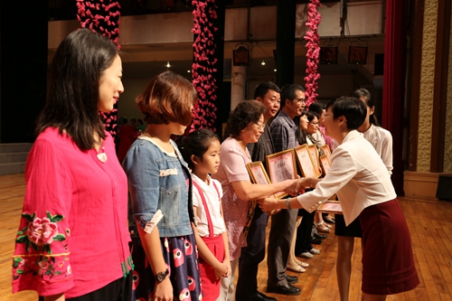 第二屆僑文化活動(dòng)日廣州市僑聯(lián)主席梁瑞冰為第17屆世界華人學(xué)生作文大賽獲特等獎(jiǎng)學(xué)生及優(yōu)秀組織獎(jiǎng)獲得單位頒獎(jiǎng)