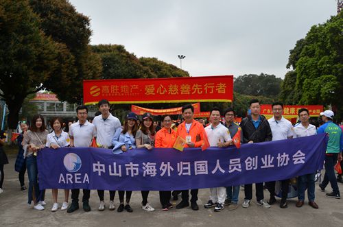 廣東省僑聯(lián)副主席、中山市僑聯(lián)主席余志勇（左八），中山市僑聯(lián)調(diào)研員鄭雪英（左七）與中山市海外歸國人員創(chuàng)業(yè)協(xié)會的代表合影。