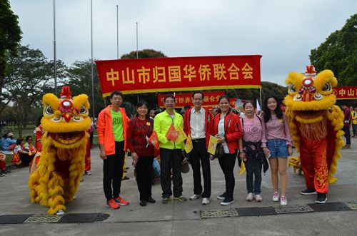 中山市僑聯(lián)副主席楊彪（左三）與各僑友會的歸僑僑眷合影。