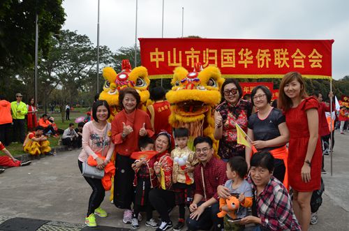 中山市僑聯(lián)副主席梁冬曉（后排右二）與海外回鄉(xiāng)度歲鄉(xiāng)親合影。