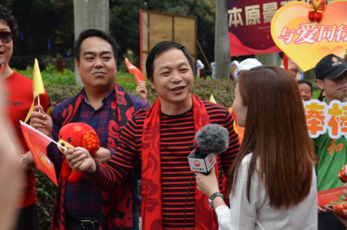 中山市僑聯(lián)副主席、中山市僑界青年聯(lián)合會會長黃贊雄接受中山市電視臺采訪。