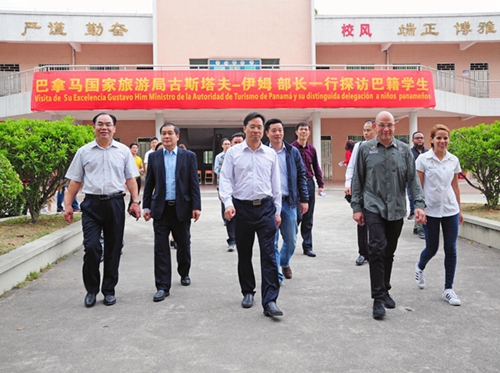 伊姆部長(zhǎng)（右1），市僑聯(lián)副主席盧啟明（左2），葉志良區(qū)長(zhǎng)（右2），區(qū)僑聯(lián)主席崔曉暉（左1）
