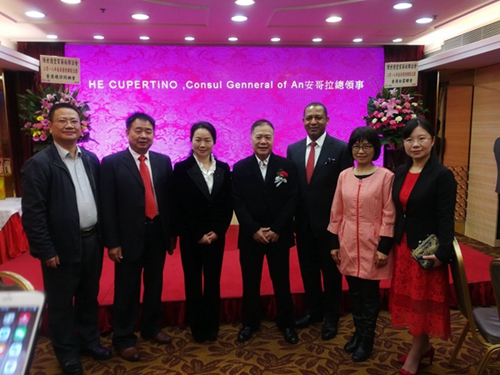 吳少姬副主席與安哥拉總領(lǐng)事（右三）、白云區(qū)盧綺文副區(qū)長、白云區(qū)僑聯(lián)主席李莉莉（右一）等合影