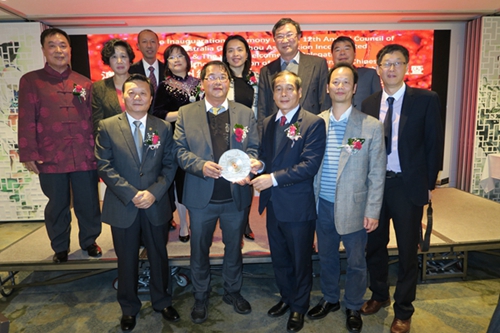 廣州市僑聯(lián)代表團向澳大利亞廣州總會贈送紀念品