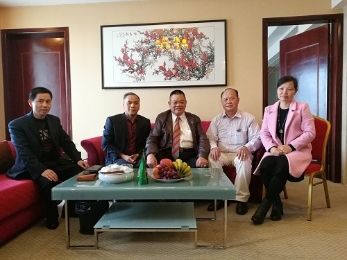 左起：1、揭東區(qū)統(tǒng)戰(zhàn)部副部長吳冬泉，2、袁奕江，3、王錫廷，4、港澳委員陳昌杰，5、區(qū)僑聯(lián)副主席蔡礎(chǔ)靈、