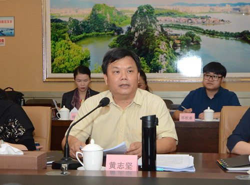 市僑聯(lián)主席黃志堅匯報全市基層僑聯(lián)建設情況