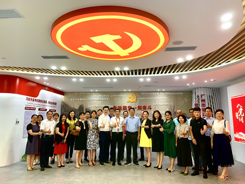 （圖：區(qū)僑聯(lián)黨員參加區(qū)委統(tǒng)戰(zhàn)部與立白集團(tuán)開(kāi)展“同學(xué)黨史、共開(kāi)新局”主題黨日活動(dòng)）.jpg
