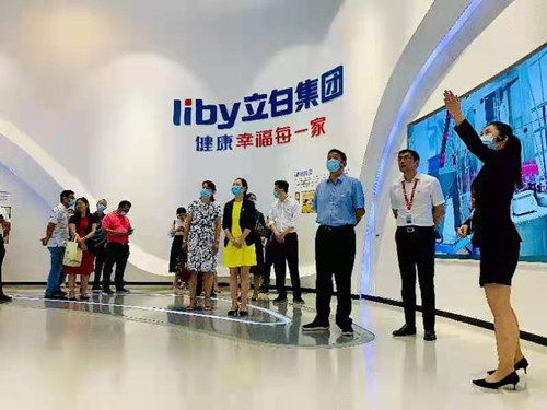 （圖：參觀立白集團(tuán)黨建展覽館）.jpg
